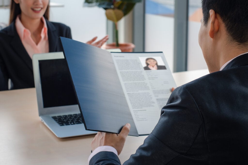 recruiter interview young asian woman job candidat 2026 01 11 09 07 19 utc
